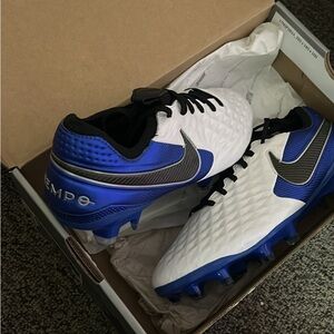Given by Syracuse Soccer(never used)Nike Legend 8 Elite Fg Cleats-Tiempo.Size 6
